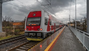 Vo vlaku ho podráždila dúhová stužka a napadol dvoch ľudí. Polícia Seredčana obvinila