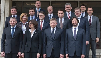 Nová vláda prvýkrát zasadla: Vychutnajte si rodinnú foto celého kabinetu