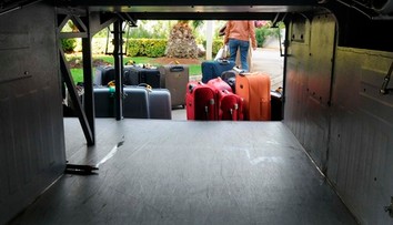 Šofér zbadal, že sa v kufri cestujúcej niečo hýbe. Policajti odtiaľ vytiahli dvojročné dieťa