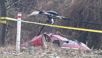 VIDEO: Tragická zrážka vrtuľníkov priamo nad letiskom. Jeden pilot bol na mieste mŕtvy, druhý bojuje o život
