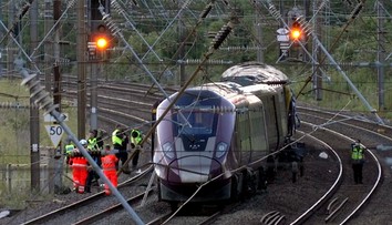 FOTO: Tragická zrážka vlakov pri Londýne: Rušňovodič zahynul, desiatky ľudí sa zranili