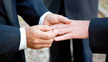 Vatikán rozhodol: Katolícki kňazi nemôžu požehnávať homosexuálne zväzky