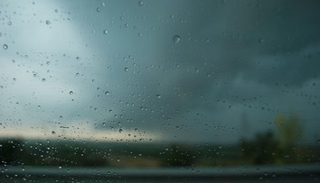 Predpoveď je mimoriadne neistá. Slovensko môžu zasiahnuť intenzívne búrky aj lejak
