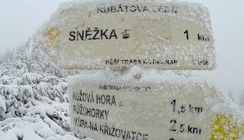 V silnom vetre šliapal na Sněžku a sníval o teplom jedle. Keď uvidel ceny, prešla ho chuť – čaj za 4 eurá ho dorazil