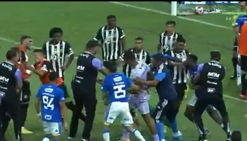 VIDEO: Divočina v Brazílii. Pri hromadnej bitke rozhodca rozdal rekordný počet kariet