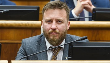 Nečakaný krok Petra Kotlára. Hlasoval s opozíciou, zožal potlesk