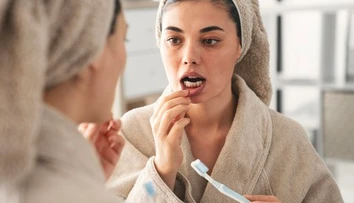 Väčšina ľudí si ráno čistí zuby nesprávne. Odborníci radia zmeniť poradie