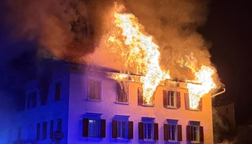 Peklo vo veľkom bytovom dome. Požiar usmrtil dvoch ľudí, ďalší sú nezvestní