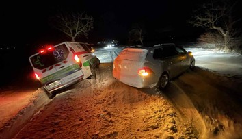 VIDEO: Zapadnutý sypač, veterné peklo. Vo viacerých okresoch vyhlásili kalamitu