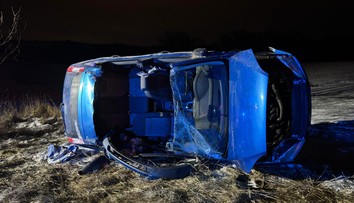 Hrdinský krok dievčatka z Česka. Po havárii svetlom privolalo pomoc zakliesnenej vodičke