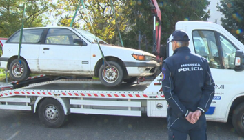 Leviciam dochádza trpezlivosť s vrakmi. Nepojazdné autá odtiahli do obce vzdialenej 130 kilometrov