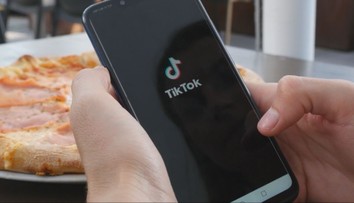 Na TikToku sa opäť šíri nebezpečná výzva s tabletkami. Malá dávka vám môže poškodiť pečeň, veľká dokonca zabiť