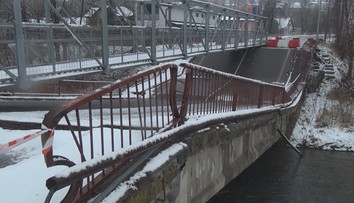 Prekvapivý pohľad v Trstenej na Orave. V centre mesta sa prepadol starý most