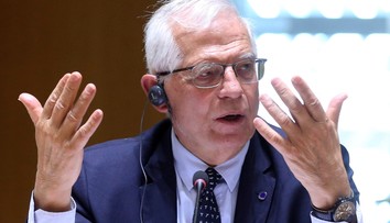 Šéf diplomacie EÚ: Pri hraniciach s Ukrajinou je vyše 150-tisíc ruských vojakov