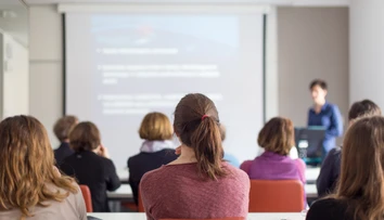 Ministerstvo školstva chce klepnúť po prstoch firmám, ktoré predávajú záverečné práce
