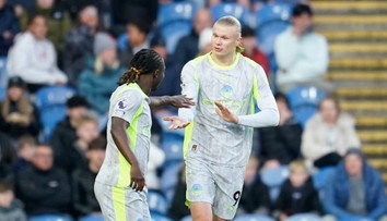 Dúbravkovo Burnley zostúpilo, náskok Arsenalu je fuč. Novým lídrom Premier League je Manchester City