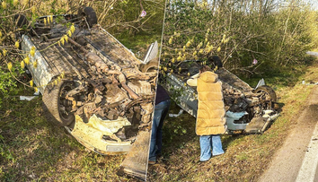Vážna nehoda na východe Slovenska. Auto zostalo prevrátené v priekope