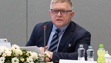 Ficov príchod na výjazdové rokovanie sprevádzala potýčka. Do konfliktu sa dostal podporovateľ vlády a jej odporcovia