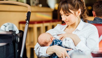Ochrankár v banke vyhodil dojčiacu matku aj s dieťaťom na ulicu. Podľa neho sa odhaľovala
