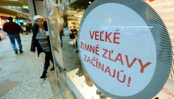 Povianočné výpredaje odštartujú v kamenných obchodoch o deň neskôr