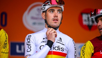 VIDEO: Vyhral vďaka ilegálnej skratke, triumf mu zobrali. Cyklista si ho však vyargumentoval naspäť