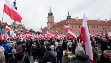 Tisíce ľudí vo Varšave pochodovali proti migrácii. Premiér Tusk označil opozičný protest za fiasko