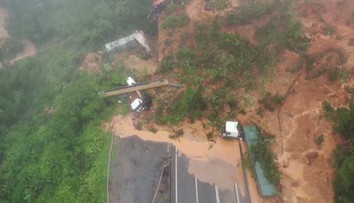 VIDEO: Hrozivý zosuv pôdy na diaľnici v Brazílii zmietol autá do priekopy, našli živých i mŕtvych
