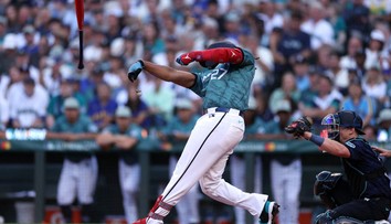 Frajer na záver: Keď priveľa snahy škodí. Syn člena siene slávy netrafil pálkou loptičku, ale tribúnu