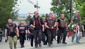 VIDEO: Proputinovský motorkársky gang Noční vlci dorazil na Slavín. Čakali ich tam zástancovia Ukrajiny