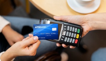 Čašníci tvrdia, že ľudia pri platbe kartou nechávajú menšie tringelty. Zmeniť to majú špeciálne terminály