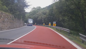 Zaujímavá novinka na slovenských cestách: Červený povrch by mal zvýšiť bezpečnosť