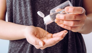 Zlaté časy koronavírusu. Výrobcovi dezinfekcie počas pandémie rastú zisky