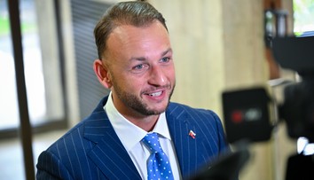 Šutaj Eštok chce vlaky zadarmo pre policajtov. Ušetria a dohliadnu na bezpečnosť, tvrdí