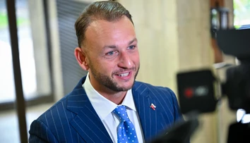 Šutaj Eštok chce vlaky zadarmo pre policajtov. Ušetria a dohliadnu na bezpečnosť, tvrdí