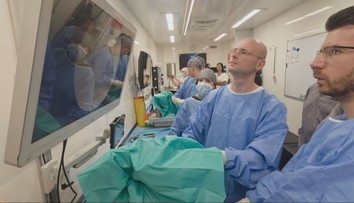 Lekári operovali v kamióne. Do Banskej Bystrice prišla unikátna mobilná operačná sála