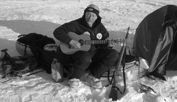 Hľadali ho niekoľko dní. Na nórskom súostroví zahynul známy polárnik Miroslav Jakeš (†75)