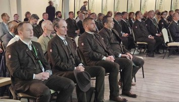 Vrchnosť z envirorezortu dostala hnedé uniformy na mieru. Poslanci hovoria o gardistoch