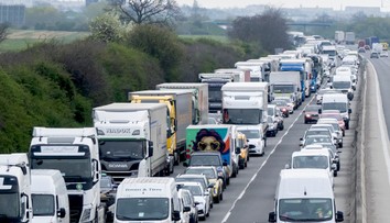 Kolabujúca doprava a desaťtisíce áut uväznených na vedľajších cestách. Ako to vyzerá v okolí Bratislavy večer?