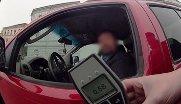 Prísny bič na nepoučiteľného vodiča: Za opakovanú jazdu pod vplyvom si už za volant do konca života nesadne