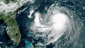 Tropická búrka Henri, smerujúca k východnému pobrežiu USA, zosilnela na hurikán