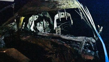 FOTO: Po náraze do stromu uhorel mladý vodič. Polícia zverejnila detailné snímky auta