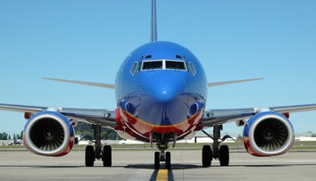 Policajná akcia na palube lietadla: Z kokpitu vyviedli opitého pilota len pár minút pred štartom