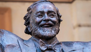 Talianske mesto nahnevalo vdovu po Pavarottim. Okolo sochy legendárneho speváka postavilo klzisko