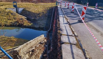 Z mosta v Lučenci odpadlo zábradlie s rímsou. V meste zasadal krízový štáb