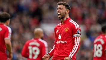 Najlepší hráč minulej sezóny je späť. Fernandes hetrikom zariadil obrat, prestrelka na Stamford Bridge