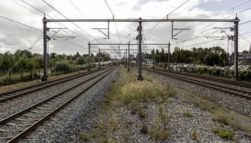 Nočná mora matky. Keď s kočíkom vystupovala z vlaku, dvere sa privreli a stroj ju vliekol ju desiatky metrov