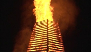 Tragédia v obci Rovné. Dvaja chlapi popíjali v noci pri vatre, ráno bol jeden z nich "na uhoľ"