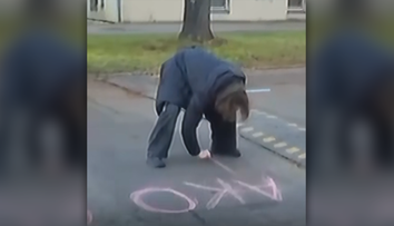 Smer tvrdí, že študenta s kriedami zneužilo PS. „Nápisy vznikli spontánne, bez politického zásahu,“ bráni sa mladík