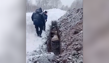 Hrozné zábery obleteli svet: Rusi hádžu svojich nahých nebožtíkov do masového hrobu ako „odpad“