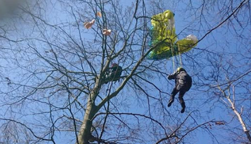 Záchranná akcia v Dolnej Súči: Paraglajdista uviazol vo veľkej výške na strome